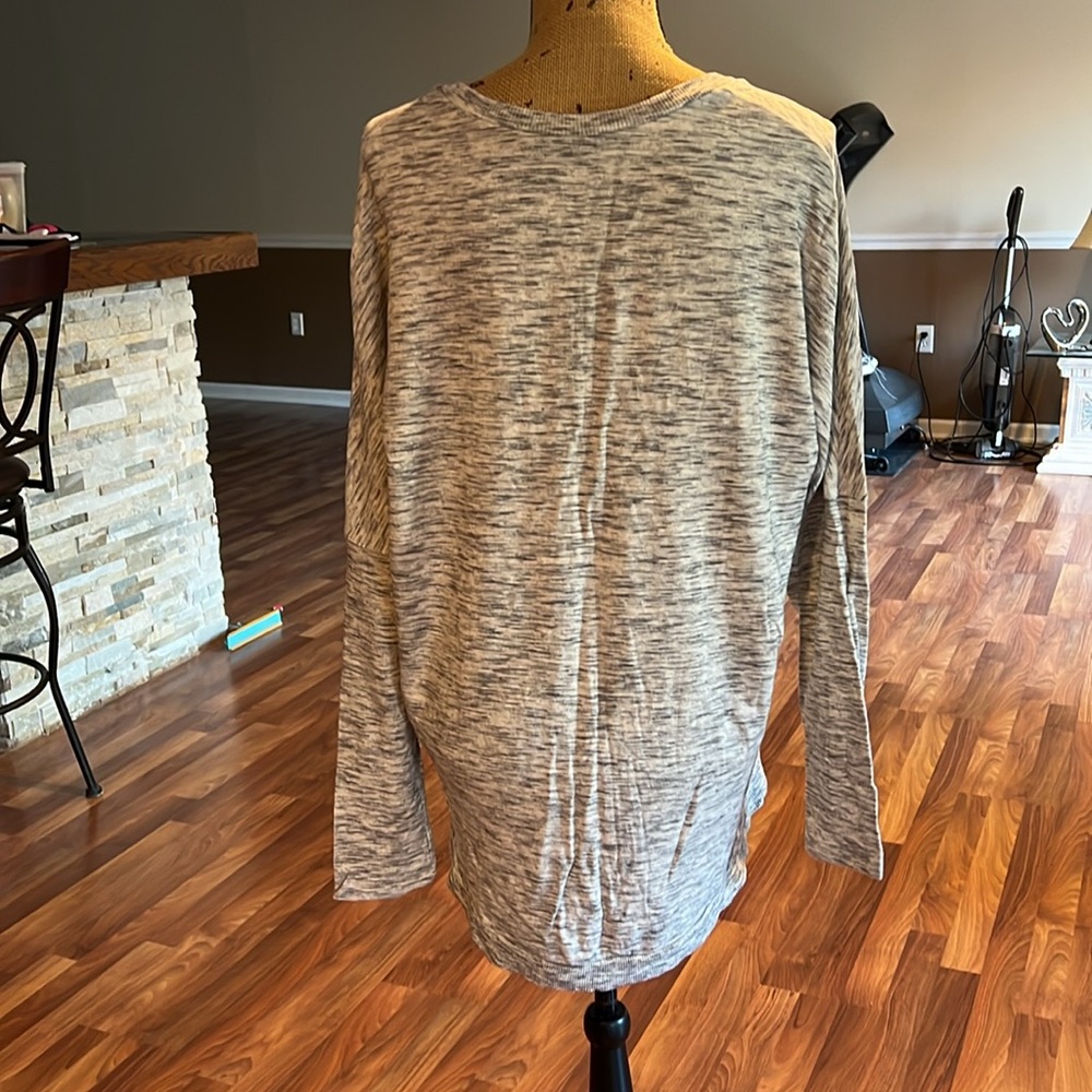 Express size medium gray hi low vneck sweatshirt with pockets - Picture 3 of 3